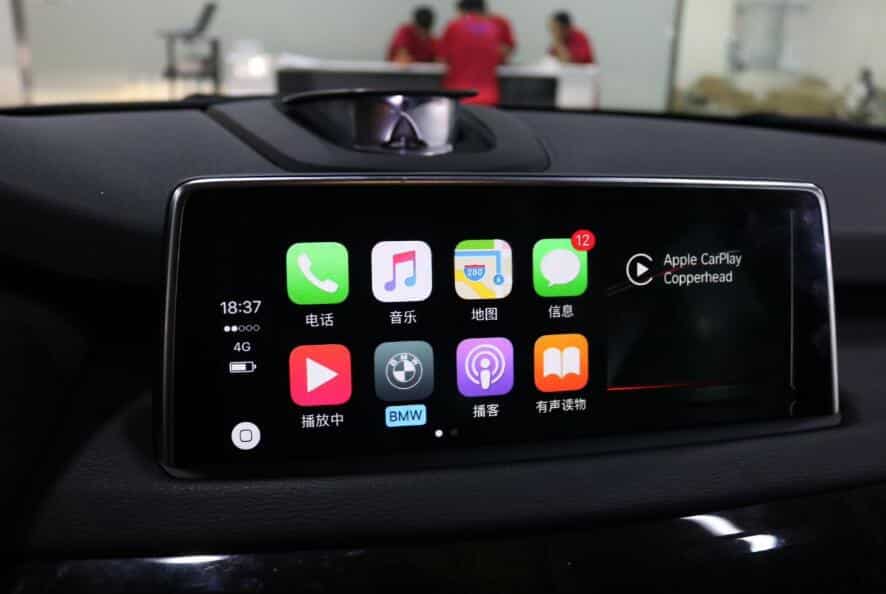 Using CarPlay and Android Auto is even worse than texting, study says
