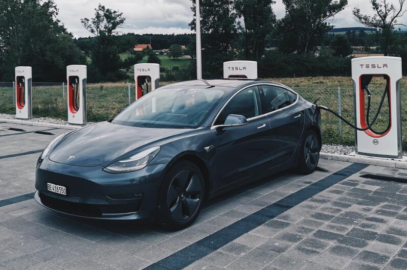 Owner complains that his Tesla Model 3 gets only half the battery life it was supposed to