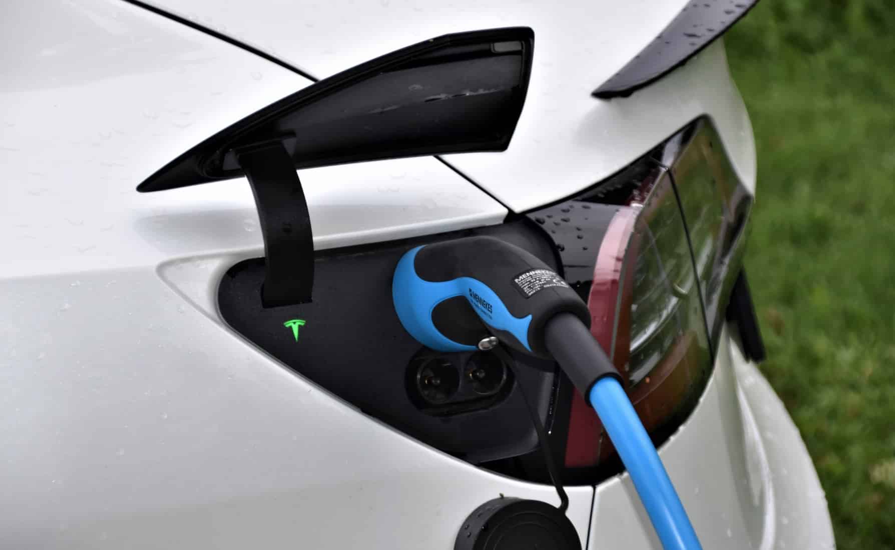 China's new energy vehicle sales expected to grow 40% to 1.8 million units next year