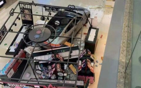 Xpeng P7 used for display loses control, crashes into mall booth