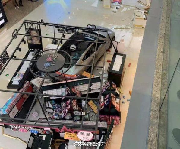 Xpeng P7 used for display loses control, crashes into mall booth