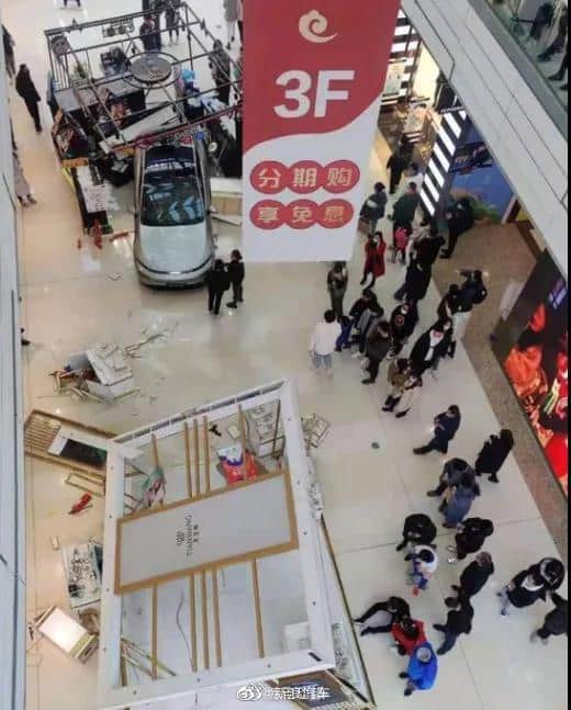Xpeng P7 used for display loses control, crashes into mall booth