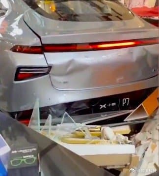 Xpeng P7 used for display loses control, crashes into mall booth