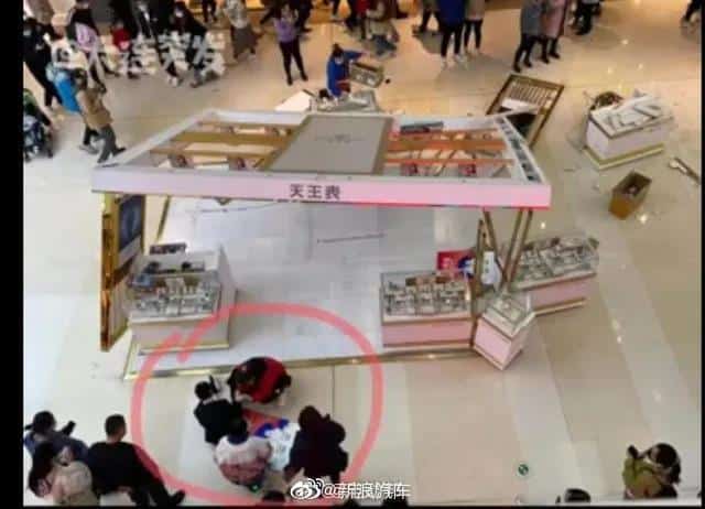 Xpeng P7 used for display loses control, crashes into mall booth