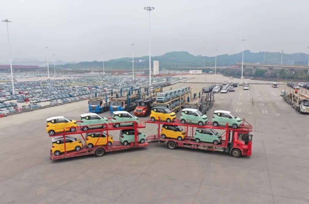 Hongguang Mini EV Macaron, the upgraded version of China's hottest-selling EV, boasts an average of one vehicle off production line every 2 minutes