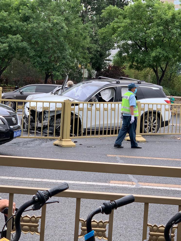 Nio ES8 involved in accident in Beijing, severely damaging car's front end