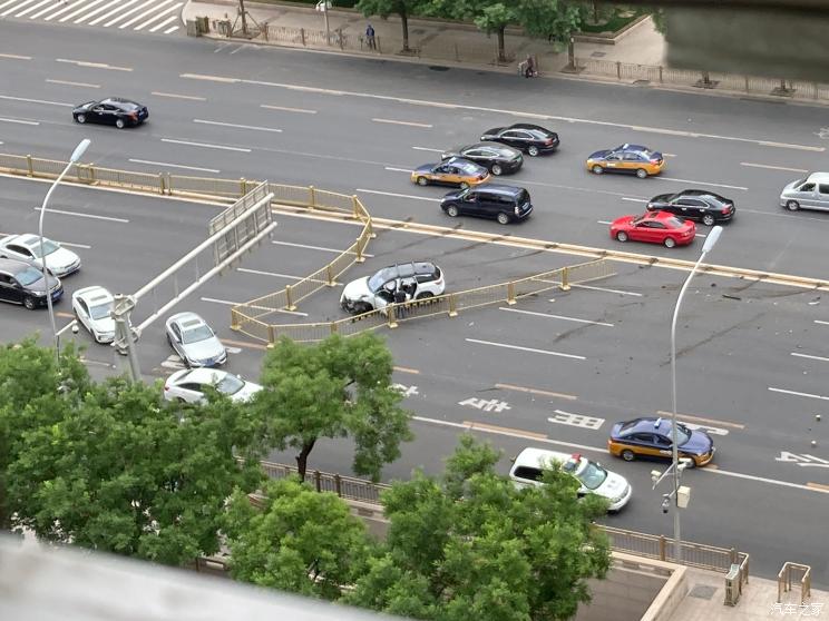 Nio ES8 involved in accident in Beijing, severely damaging car's front end