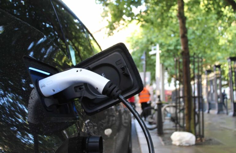 China steps up EV push in public sectors