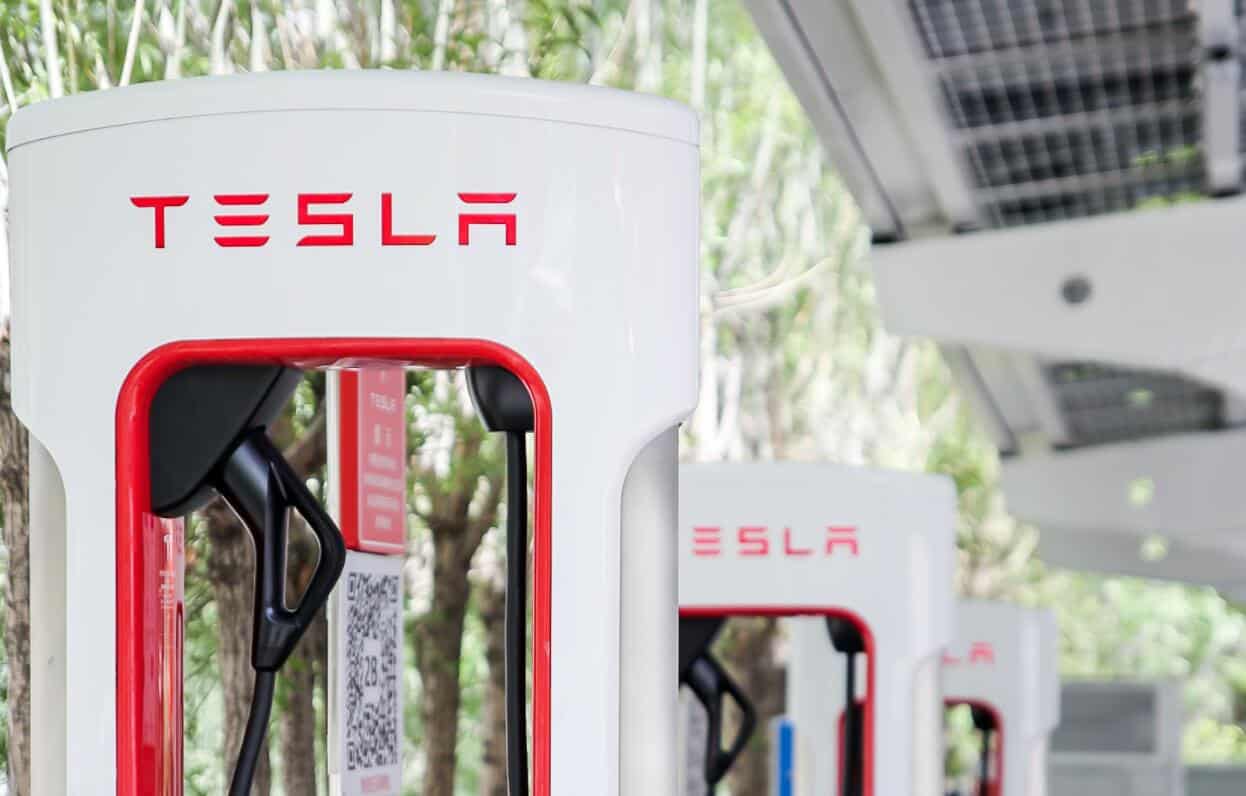 Tesla builds supercharging station in Lhasa with solar energy storage