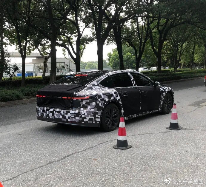 Nio ET7 road test camouflage images revealed