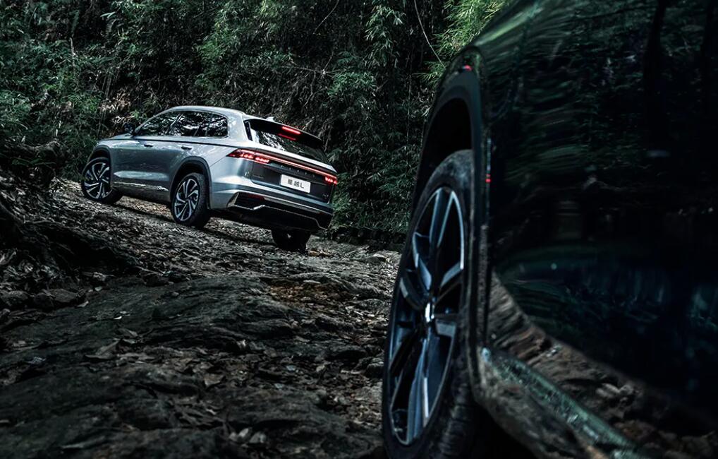 While phone makers covet auto market, Geely rumored to have opposite plan