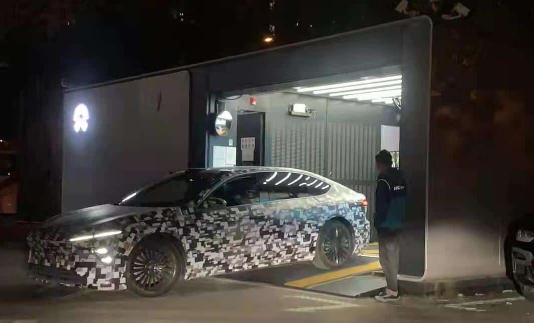 Nio ET7 spotted at battery swap station for first time