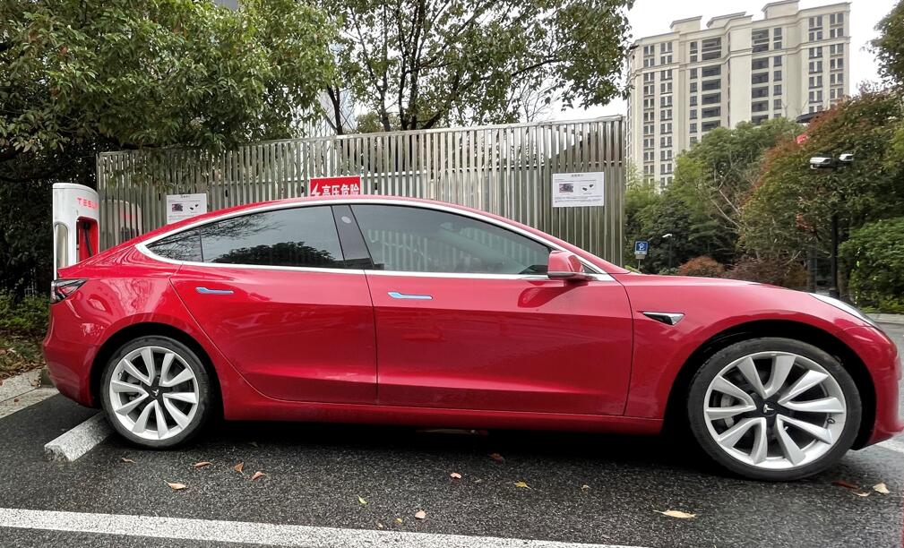 Tesla reportedly delivering vehicles without USB ports in US due to chip shortage