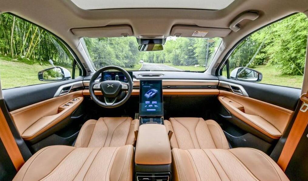 Spy photos of suspected Xpeng G9 SUV reveal interior