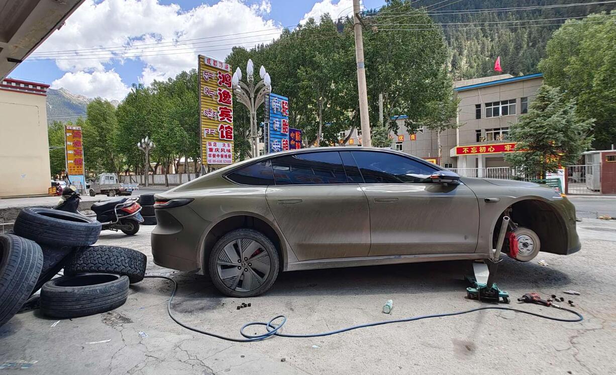 Nio ET7 owner drives electric sedan to Mount Everest base camp