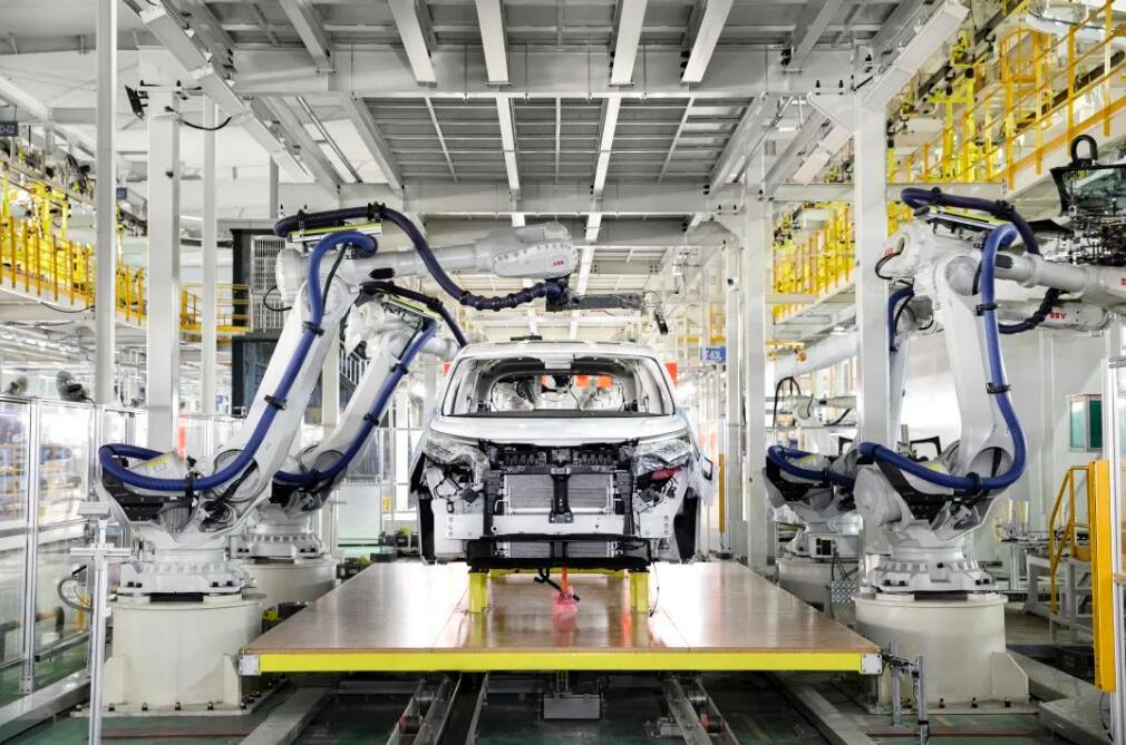 BYD-Benz JV Denza sees 1st production unit of D9 MPV roll off line