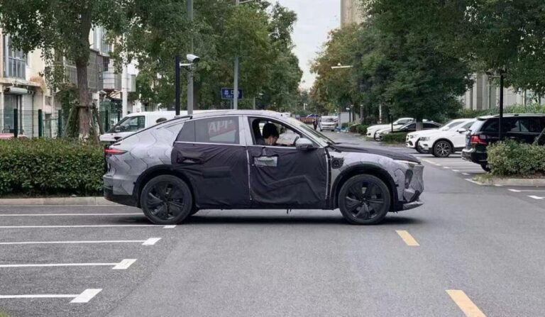 New spy photos show more details of Nio 'EC7'