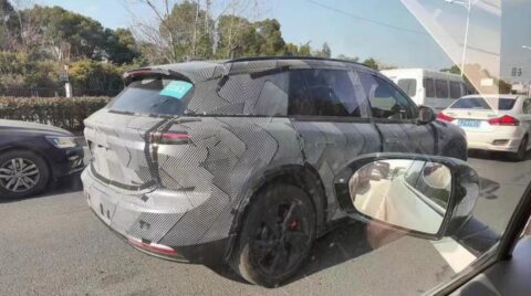 Spy photo: Refreshed Nio ES6 seen in road test