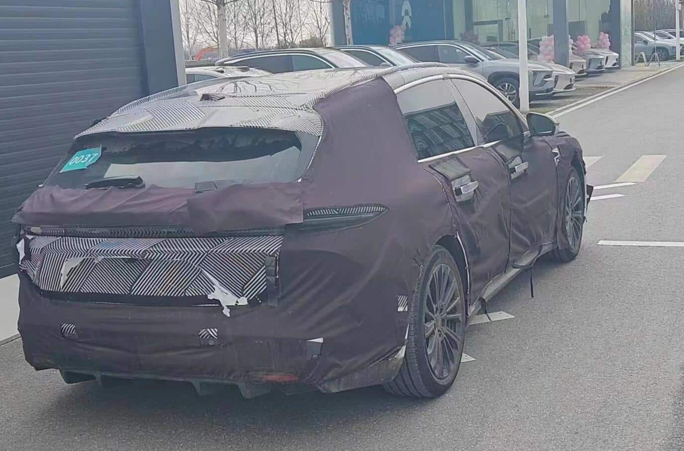 Spy shot: ET5 shooting brake seen at Nio's F2 plant