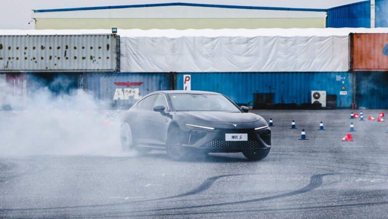 More Chinese EV makers promise no price cuts as price war intensifies consumer wait-and-see sentiment