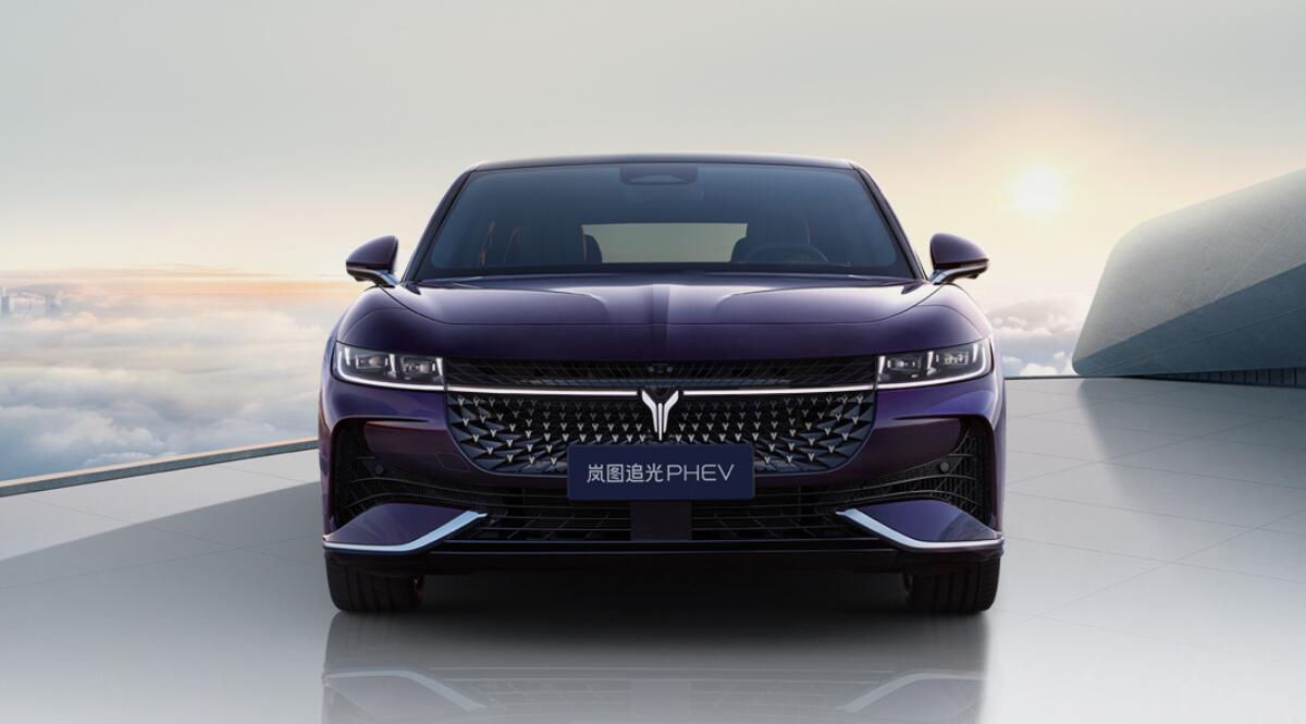 Voyah unveils PHEV variant of flagship sedan, gets over 10,000 pre-orders in 5 hours