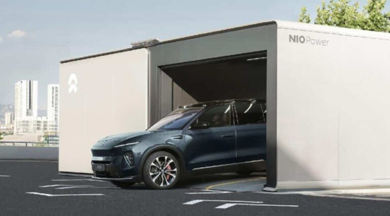 Nio exec shows vehicle driving autonomously, swapping battery automatically in video