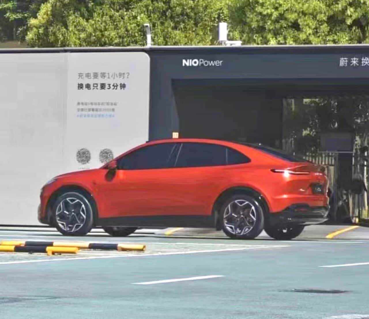 Onvo L60 seen without camouflage next to Nio swap station