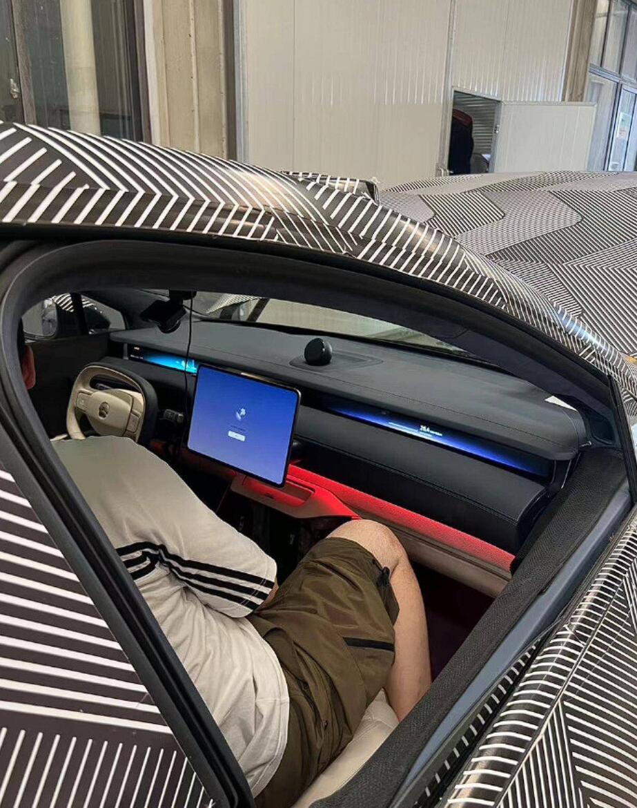 Spy shot reveals 1st glimpse of Nio ET9's interior
