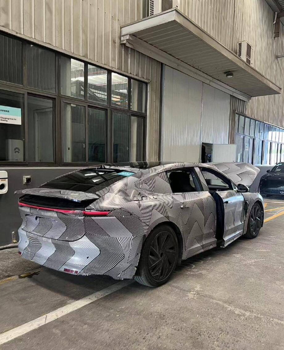 Spy shot reveals 1st glimpse of Nio ET9's interior