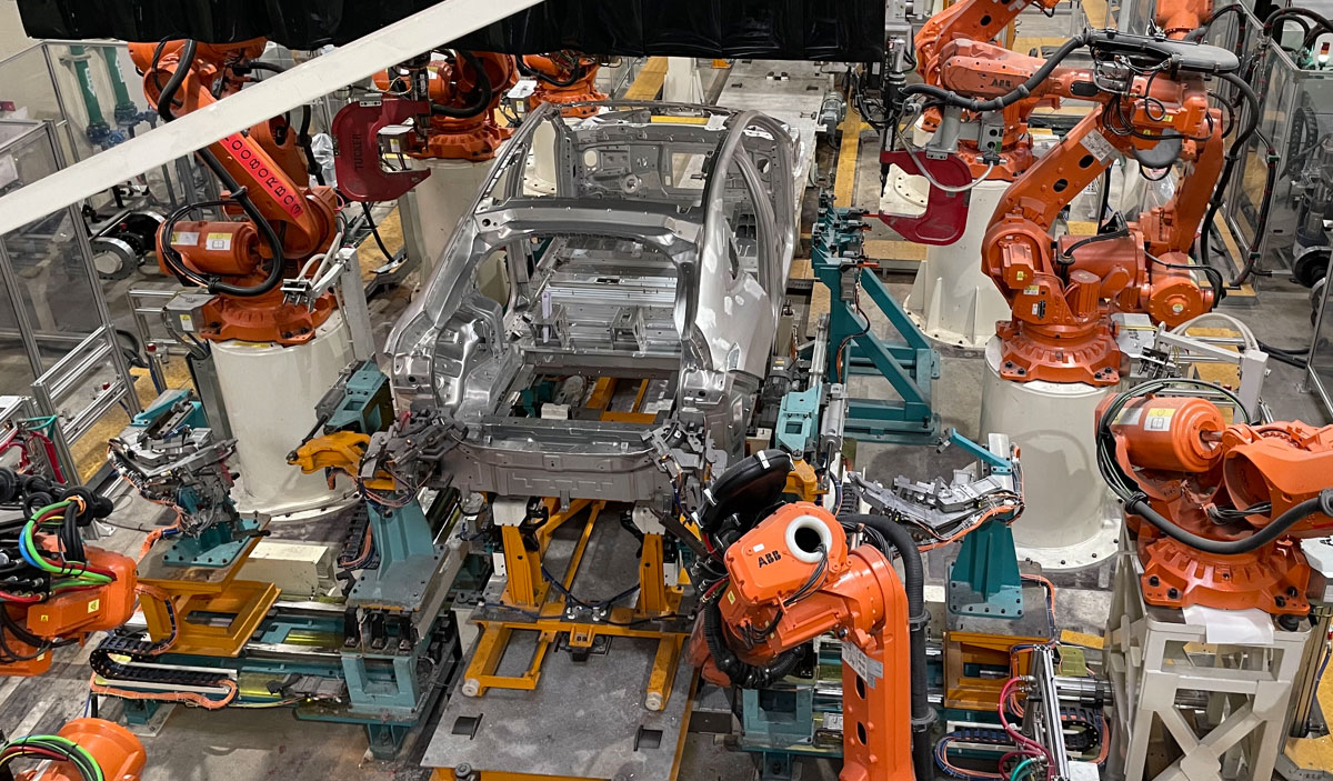 Nio's William Li shares animated images showing robots working as quality inspectors at F2 plant