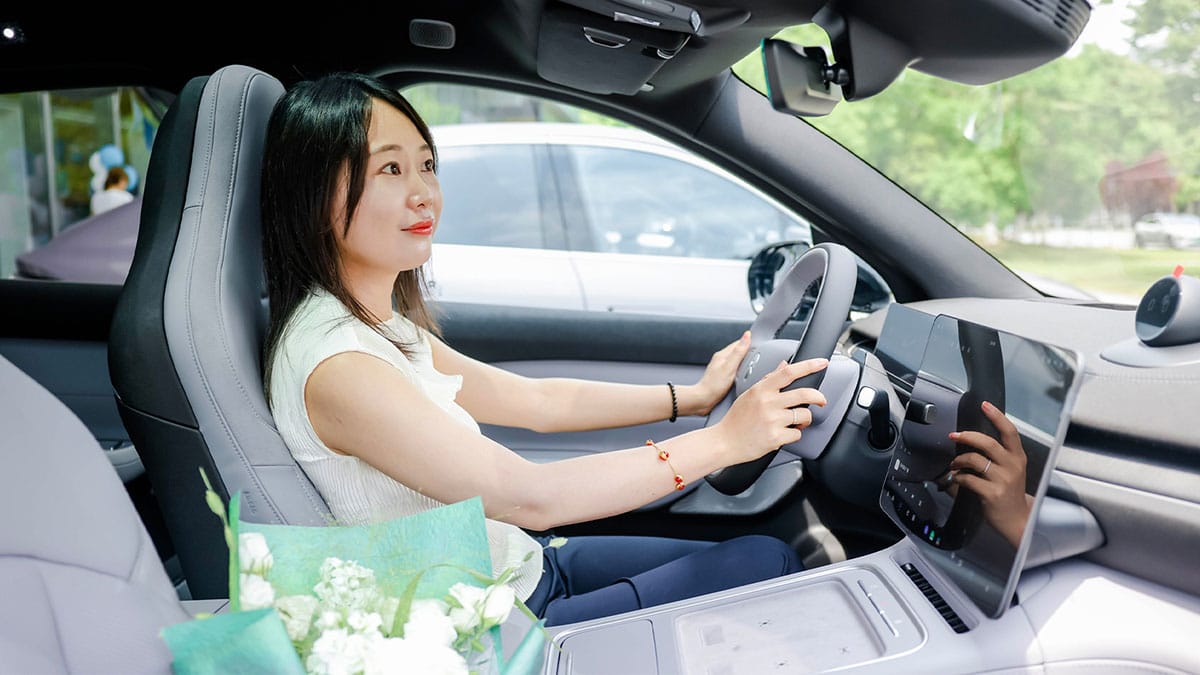 Nio starts deliveries of updated ES6, EC6