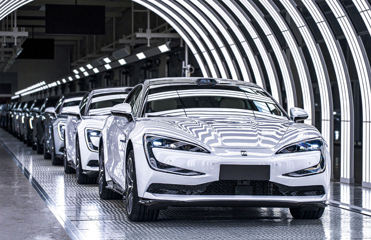 BYD Yangwang sees first batch of U7 sedans for delivery roll off line