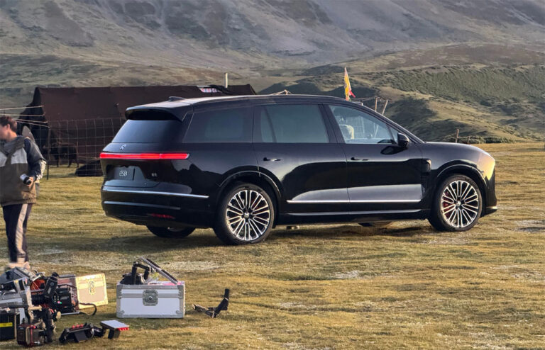 Nio's 3rd-gen ES8 spotted without camouflage in real life as debut looms