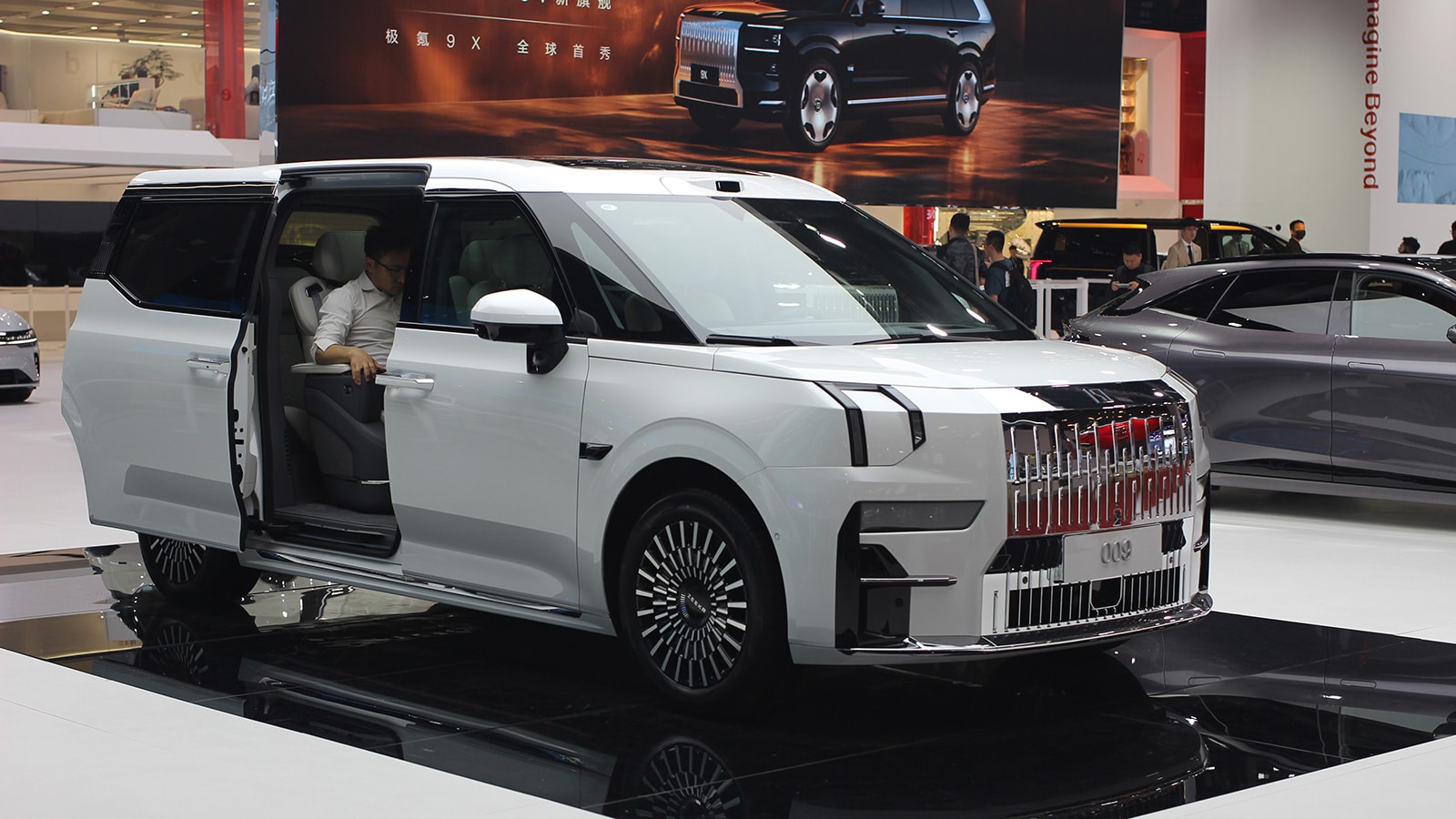 Zeekr sees Q3 net loss drop 84.9% on rising sales, falling costs