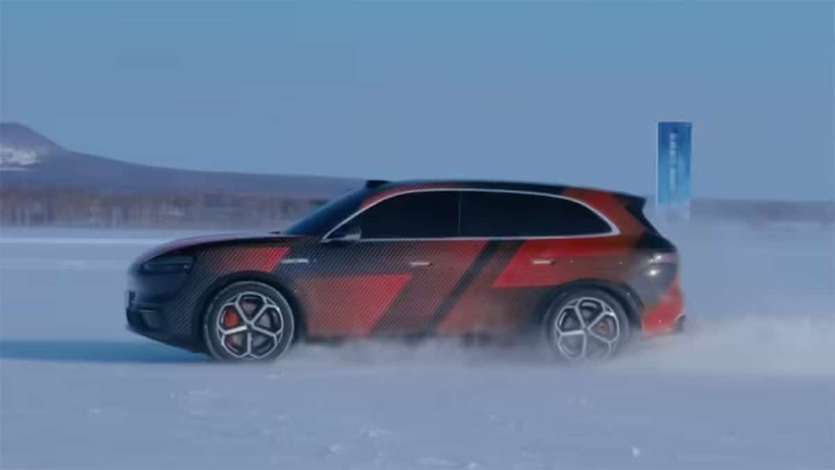 A spy photo shows the Aito M6 undergoing winter testing.